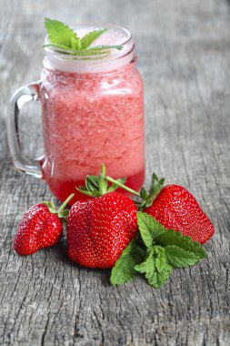 Naneli çilekli smoothie.