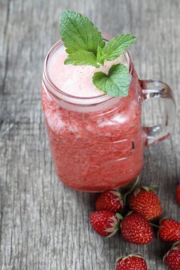 Naneli çilekli smoothie.