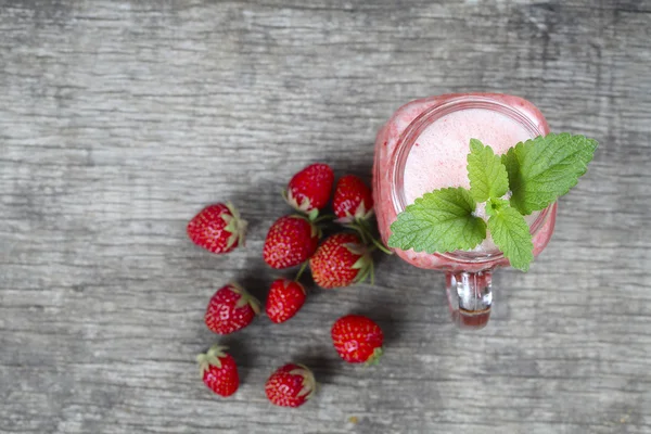 Erdbeer-Smoothie mit Minze — Stockfoto