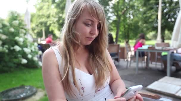 Жінка використовує телефон — стокове відео