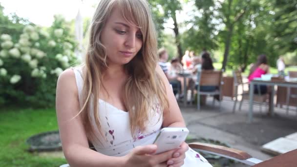 Женщина с помощью телефона — стоковое видео