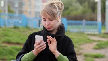 bir telefon kullanan kadın