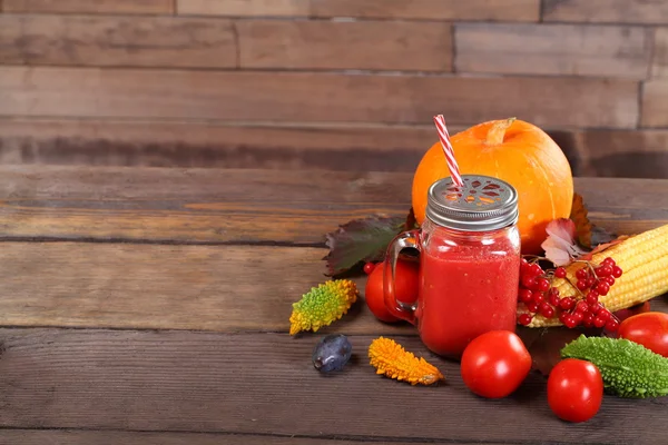 Roter Smoothie mit Zutaten — Stockfoto