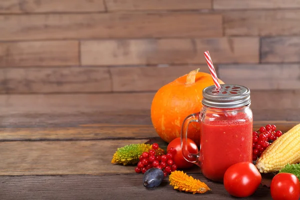 Röd smoothie med ingredienser — Stockfoto
