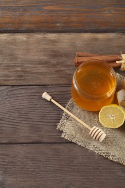 Heather bal ile honeystick, tarçın ve limon ahşap tablo