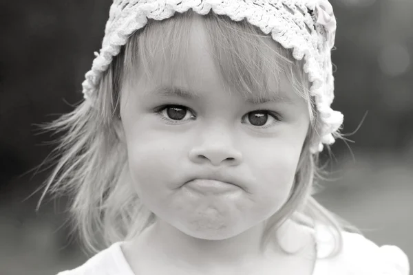 Primer plano retrato blanco y negro de niña pequeña —  Fotos de Stock