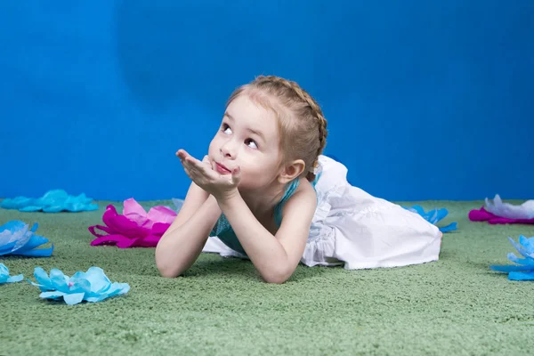 Menina na decoração do estúdio — Fotografia de Stock