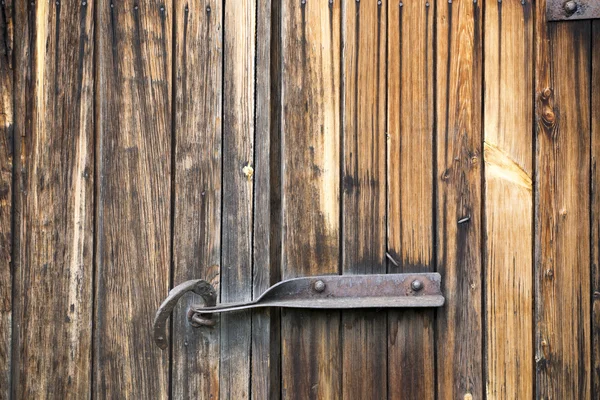 Eski bir ahşap kapı kapı kanca kapatır.