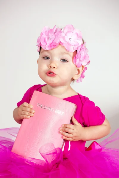 聖書を保持している美しい少女の肖像画. — ストック写真