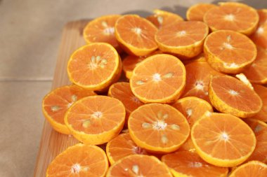 Tahta masada dilimlenmiş portakal.