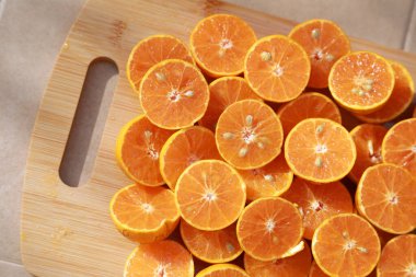 Tahta masada dilimlenmiş portakal.