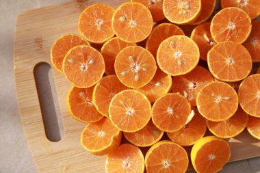 Tahta masada dilimlenmiş portakal.