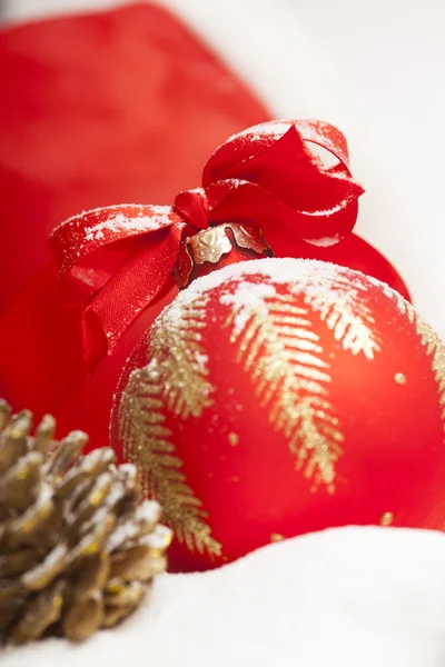 लाल धनुष और रिबन के साथ क्रिसमस गेंद — स्टॉक फ़ोटो, इमेज