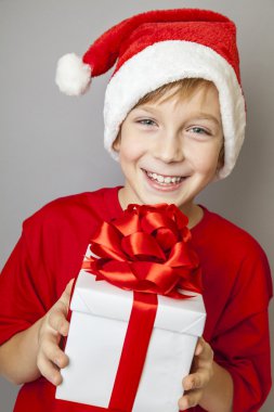 Noel Baba kırmızı şapkalı gülümseyen komik çocuk