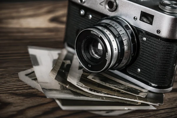 Old camera and  pictures — Stock Photo, Image