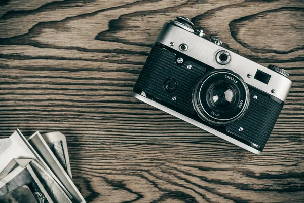 Old camera and  pictures — Stock Photo, Image