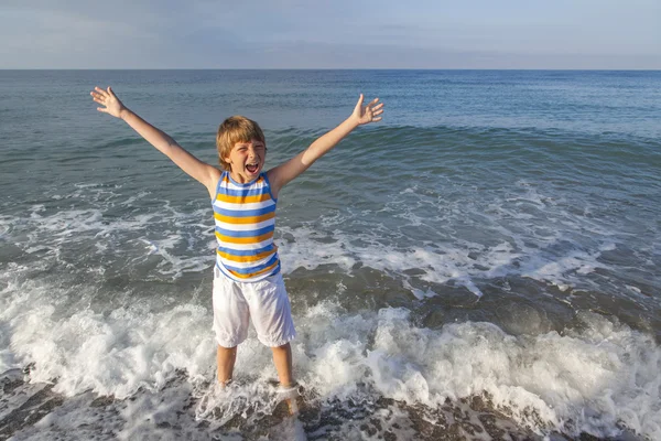 Junge genießt das Meer — Stockfoto