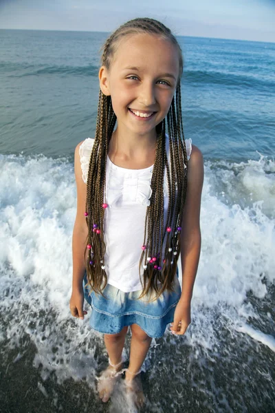 Retrato de uma menina com tranças longas na cabeça — Fotografia de Stock