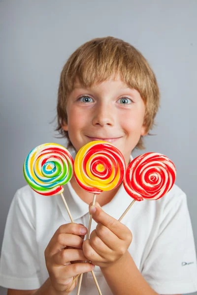 Barn pojke äter slickepinne — Stockfoto