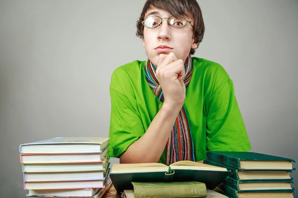 Junger Mann liest ein Buch — Stockfoto