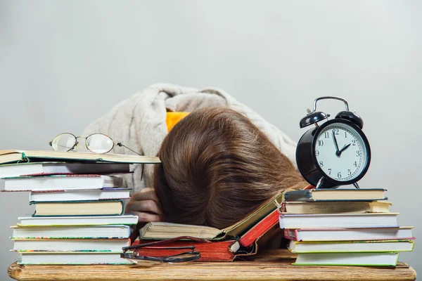 Meisje student met glazen lezen van boeken — Stockfoto