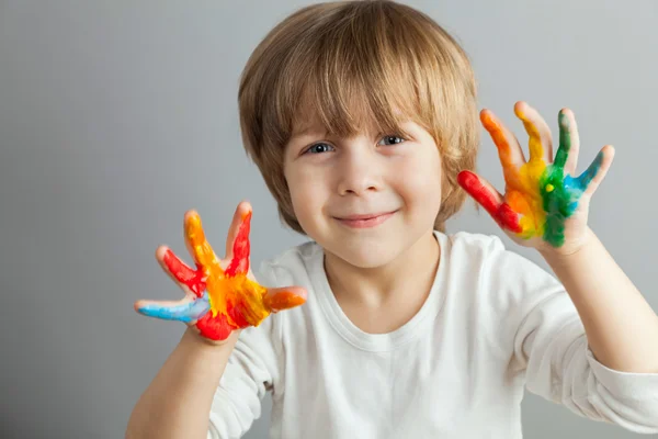 Manos pintadas en pinturas de colores — Foto de Stock