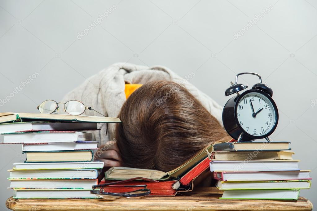 О людях и книгах. Студенты колледжа. Студент мечтает. Студент. Девушка готовится к экзаменам.