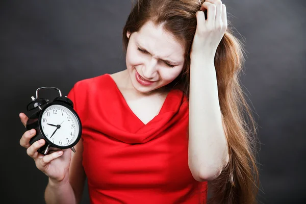 Fată în rochie roșie târziu cu ceas deșteptător — Fotografie, imagine de stoc