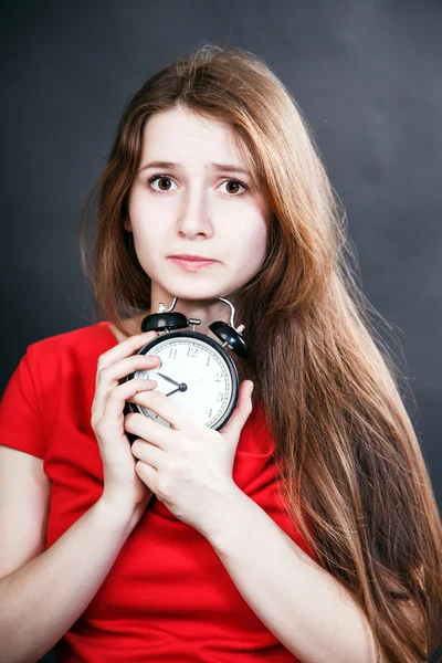 Çalar saat ile geç Kırmızı elbiseli kız — Stok fotoğraf