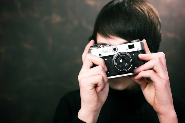 Tonåring med gamla kameran — Stockfoto