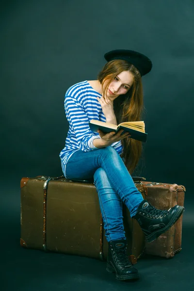 Ragazza caucasica seduta su una valigia — Foto Stock