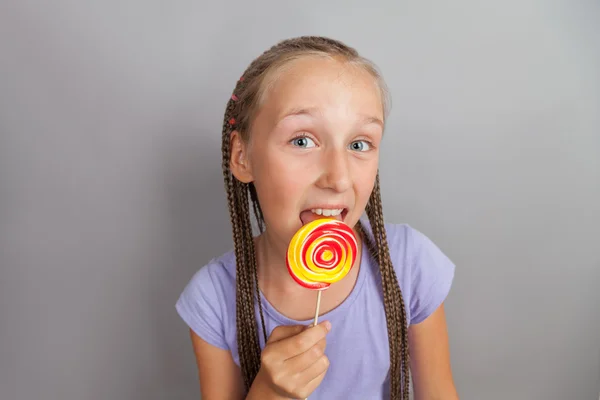 Menina feliz com pirulito — Fotografia de Stock