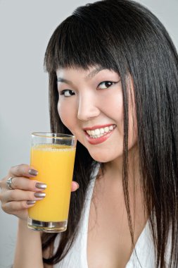 Asyalı kadın portakal suyu içme