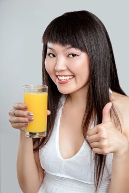 Asyalı kadın portakal suyu içme