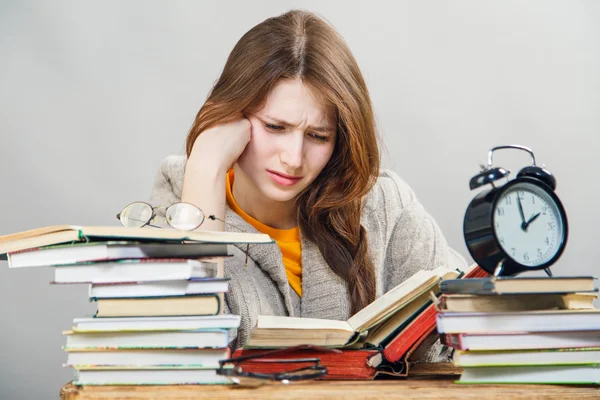 Studentin mit Brille liest Bücher — Stockfoto