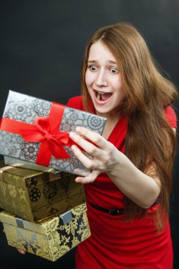 Kadını tutun kırmızı hediye kutusu. 