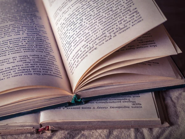 Muchos libros de tapa dura . — Foto de Stock