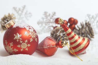 Noel top kırmızı yay ile