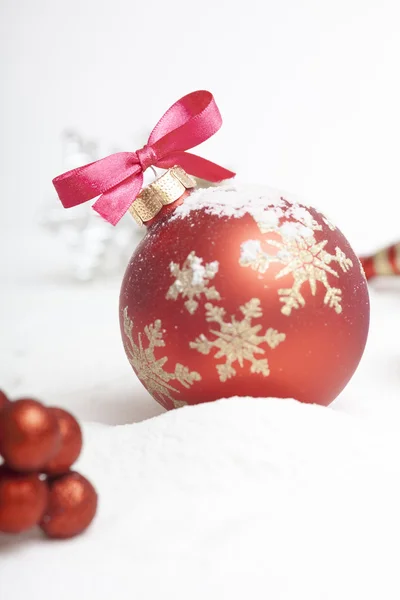Різдвяний м'яч з червоним бантом — стокове фото