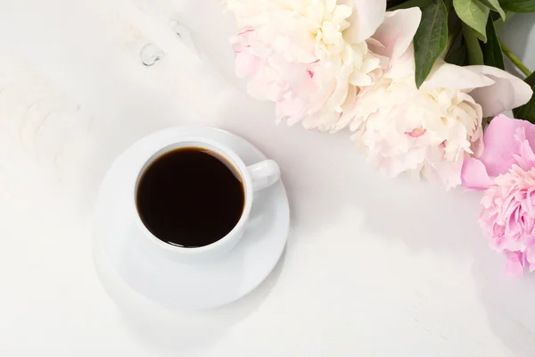Bodegón con taza de café y flores . —  Fotos de Stock