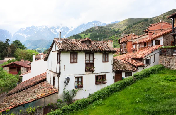 Old houses with tiled roofs in the town of Potes, Spain. — Stock Photo, Image