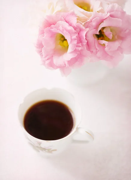 Bodegón con taza de café y flores . — Foto de Stock