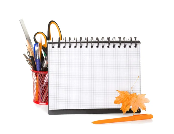 Školní vybavení s tužky, Poznámkový blok a suché listí — Stock fotografie