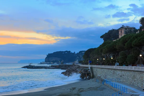 Küste und Uferpromenade von Celle Ligure bei Sonnenuntergang. Stockfoto