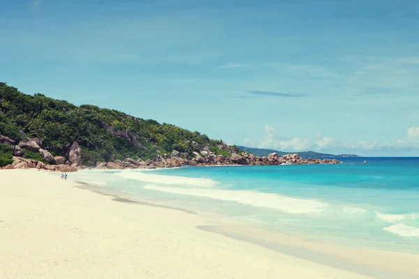 Hermosa playa de arena tropical con rocas de granito . Imágenes de stock libres de derechos