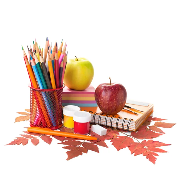 Material escolar y hojas de otoño aisladas sobre fondo blanco . — Foto de Stock