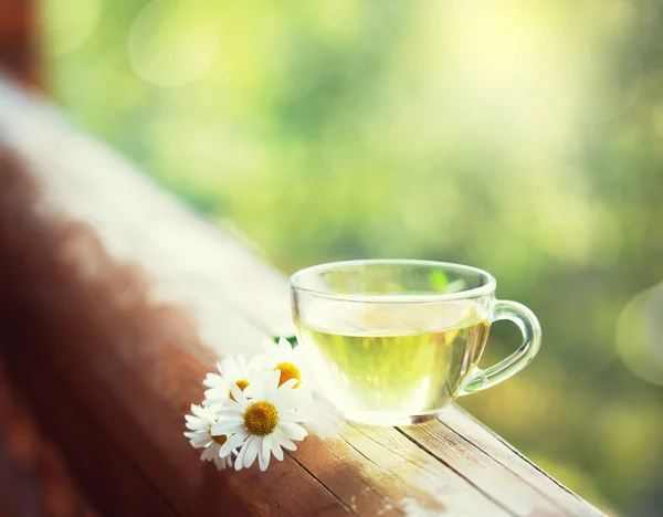 Taza de té de hierbas en la barandilla del balcón . — Foto de Stock