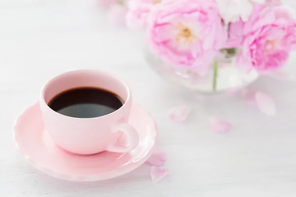 Stillleben mit Tasse Kaffee und Rosenstrauß. — Stockfoto