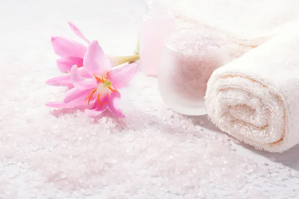 Ambiente de spa com flores de lírio rosa . — Fotografia de Stock