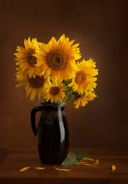 Stilleven met zonnebloemen in werper — Stockfoto